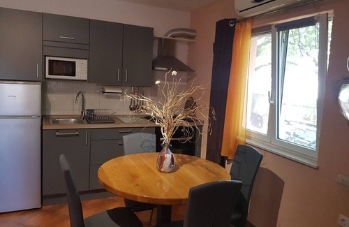 Valbandon Apartment | Unwind at Apartmani M&C with Jacuzzi Pool & Ocean View