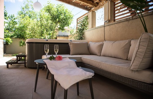 Valbandon Apartment | Unwind at Apartmani M&C with Jacuzzi Pool & Ocean View