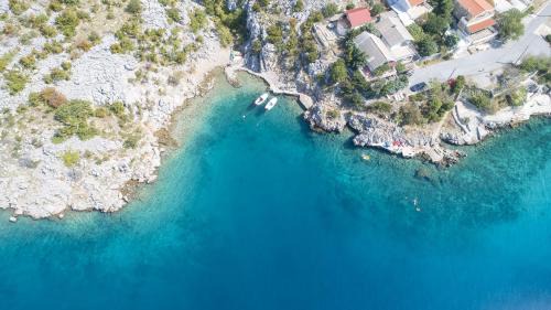 Cesarica Apartment | Oceanfront Apartmani Marijana with Hot Tub & Scenic Views
