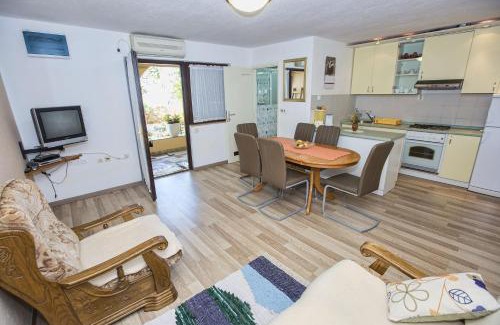 Cesarica Apartment | Oceanfront Apartmani Marijana with Hot Tub & Scenic Views