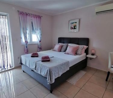 Lozovac House | Cozy Apartmani Marijana: Pet Friendly with Hot Tub Retreat