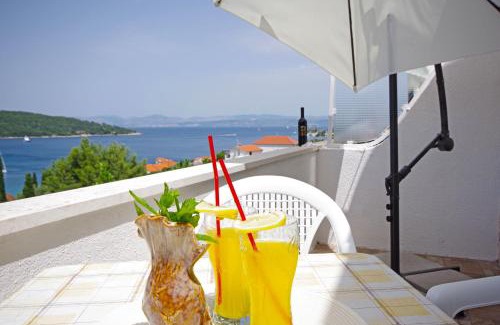 Necujam Apartment | Oceanfront Comfort at Apartmani Mia Šolta, Rated 9.4/10