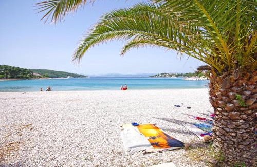Necujam Apartment | Oceanfront Comfort at Apartmani Mia Šolta, Rated 9.4/10