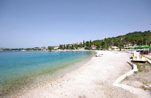 Necujam Apartment | Oceanfront Comfort at Apartmani Mia Šolta, Rated 9.4/10