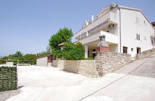 Necujam Apartment | Oceanfront Comfort at Apartmani Mia Šolta, Rated 9.4/10