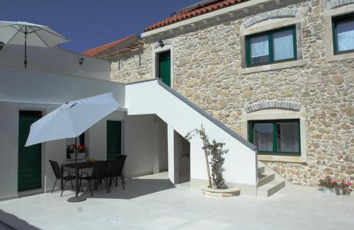 Privlaka Apartment | Family-Friendly Stay at Apartmani Mustaća dvori - 9.6/10