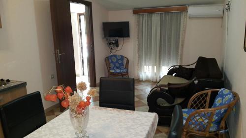 Radanovici Apartment | Relaxing Oceanfront Getaway at Apartmani Novaković
