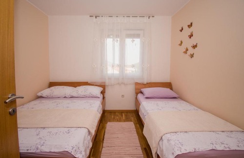 Podglavica Apartment | Top-Rated Apartmani Sandra - Ideal for Families
