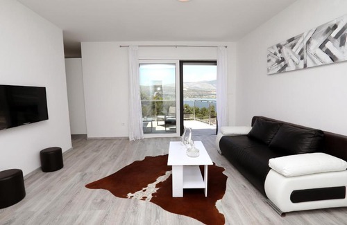 Mastrinka Apartment | Unforgettable Oceanfront Stay at Apartmani Tokla - 10/10 Rated