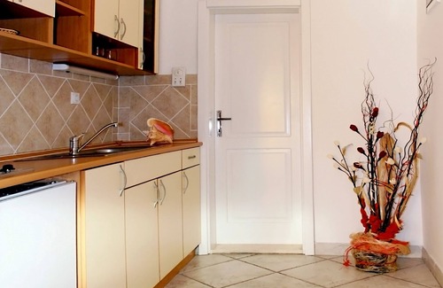 Topla Condo | Relaxing Oceanfront Stay at Apartmani Vila Kukoljac
