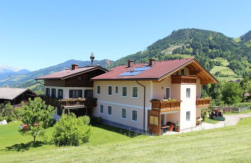 Sankt Veit im Pongau Apartment | Spacious Flat Near Ski Area with Breakfast & Family-Friendly Amenities