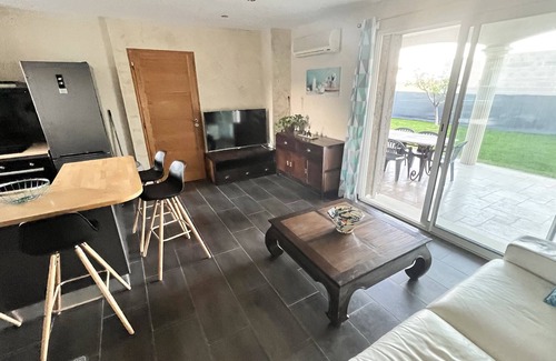 Saint-Laurent-d'Aigouze Apartment | Apartment with Garden near the sea