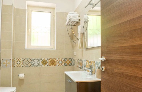 Ospedaletto D'Alpinolo Apartment | Apartment with large garden with barbecue, deck chairs and gazebo (Usignolo)