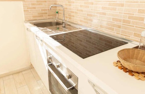 Ospedaletto D'Alpinolo Apartment | Apartment with whirlpool and garden with barbecue, deck chairs and gazebo (Fringuello)