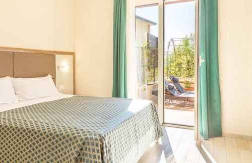 Ospedaletto D'Alpinolo Apartment | Apartment with whirlpool and garden with barbecue, deck chairs and gazebo (Fringuello)