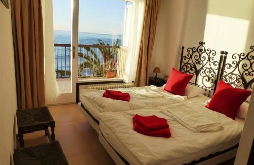 Sant Andreu de Llavaneres Apartment | Relax at Apartment La Rosa with Oceanfront Pool Access