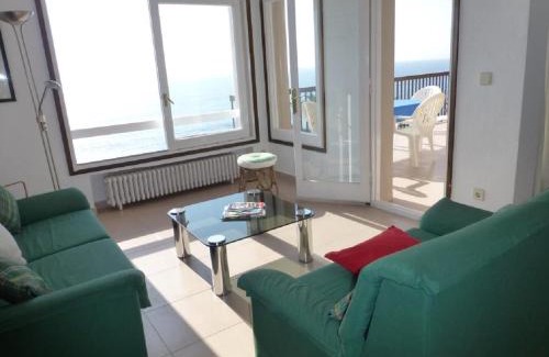 Sant Andreu de Llavaneres Apartment | Relax at Apartment La Rosa with Oceanfront Pool Access