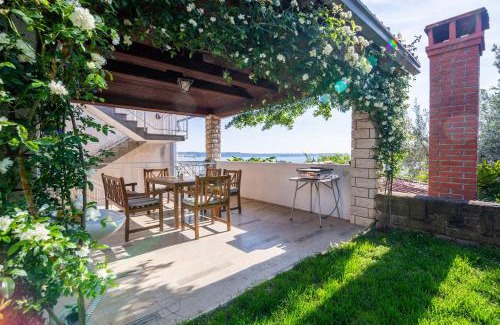 Portoroz House | Oceanfront Apartment Černetič: Pet-Friendly & Rated 8.9