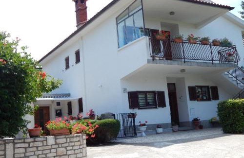 Strmac Apartment | Charming Apartment Štrmac: Guest Rated 9.3 & Family-Friendly