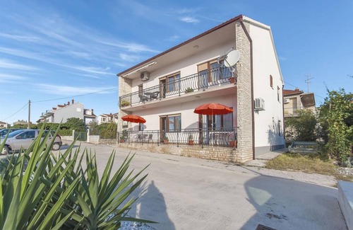 Trogir Apartment | Cozy Oceanfront Apartment for 4 Guests with Kitchen Access