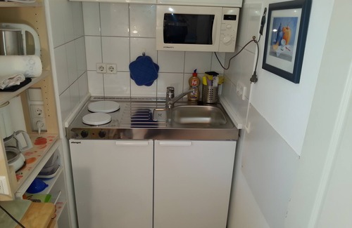 Unteruhldingen Apartment | Apartment '1-Zimmer' with Private Terrace, Shared Garden and Wi-Fi