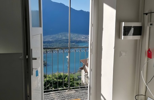 Burano Apartment | Apartment '1' with Lake View, Shared Pool and Wi-Fi