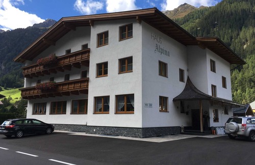 Feichten Apartment | Cozy Apartment 104 at Haus Alpina with Kitchen & Breakfast