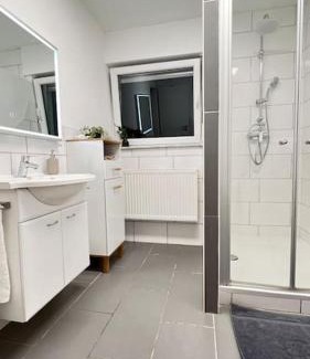 Sundheim Apartment | Modern Apartment 13 - Family-Friendly with 3 Bedrooms