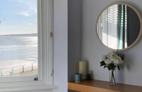 Muston House | Beachfront Apartment 14 with Panoramic Ocean Views