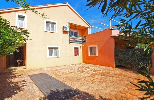Peruski Apartment | Cozy Apartment 1437/13351 with Ocean View, Near the Beach