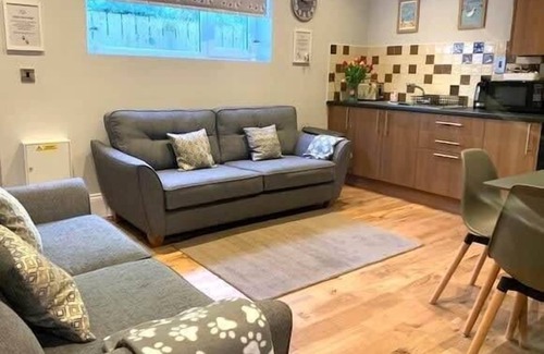 Muston House | Cozy Apartment 16 at The Moorings - Steps to the Beach
