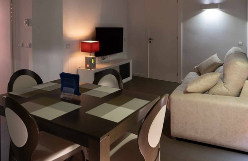 Olot Apartment | Stylish Apartment 2-2: Guest Rated 10/10 with Spa & Breakfast