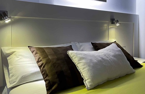 Olot Apartment | Stylish Apartment 2-2: Guest Rated 10/10 with Spa & Breakfast