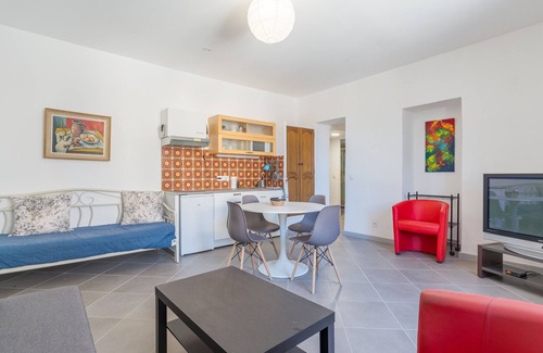 Charleval Apartment | Cozy Apartment "2 - F2 Centre Village" with Mountain View
