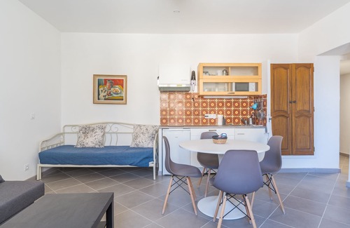 Charleval Apartment | Cozy Apartment "2 - F2 Centre Village" with Mountain View