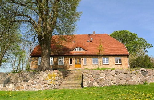 Julchendorf Apartment | Spacious Apartment 2 in the Elegant Manor House