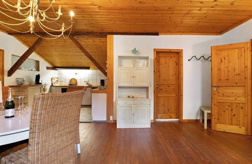 Norddeich Apartment | Apartment '2-raum Ferienwohnung Koje 2' with Shared Garden, and Wi-Fi