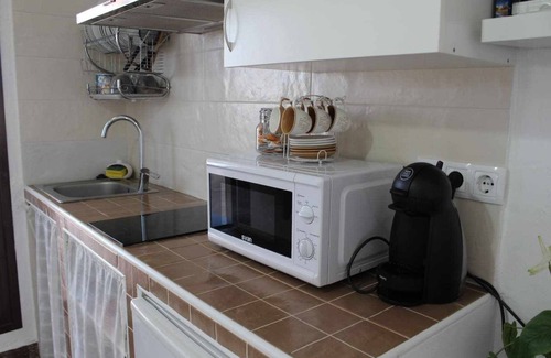 Consuegra Apartment | Cozy Apartment with Terrace and Pet-Friendly Amenities