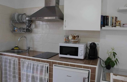 Consuegra Apartment | Cozy Apartment with Terrace and Pet-Friendly Amenities