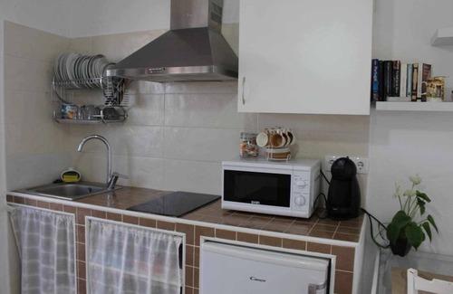 Consuegra Apartment | Cozy Apartment with Terrace and Pet-Friendly Amenities