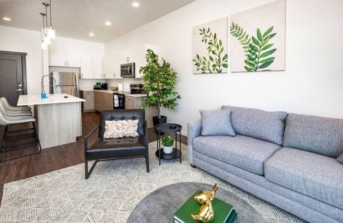 North Salt Lake Apartment | Stylish Apartment 2107 with Pool and Spa Amenities