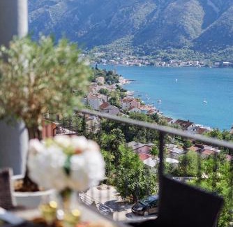 Dobrota Apartment | Apartment 25: Breathtaking Sea View & Family-Friendly