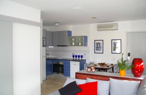 L'Estartit Apartment | Family-Friendly Apartment with Pool View and Spa Access