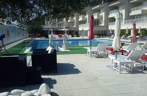 L'Estartit Apartment | Family-Friendly Apartment with Pool View and Spa Access