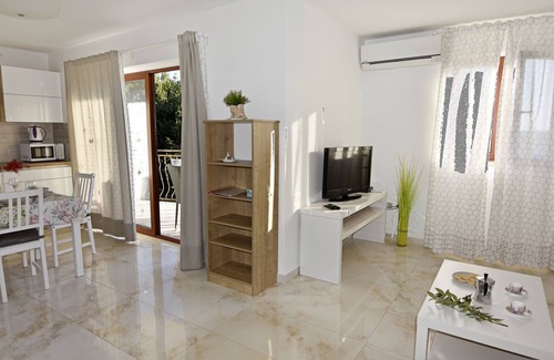 Savudrija Apartment | Relaxing Retreat: Apartment 3 with Pool and Garden Access