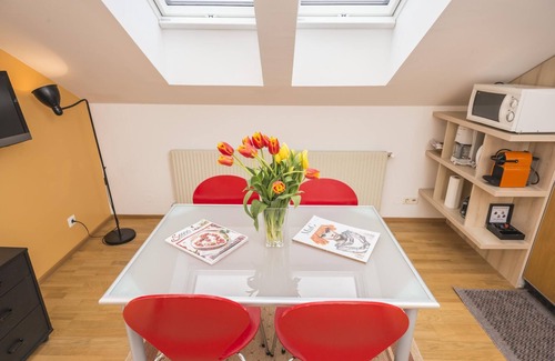 Hernals Apartment | Top Floor Apartment with Kitchen & Breakfast - Rated 9.6/10