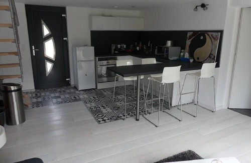 Brindas Apartment | Modern Apartment with Terrace & Lake View Amenities