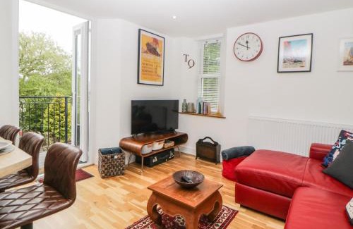 Roundham Apartment | Family-Friendly Apartment 4 at Somers Court - Rated 9.1