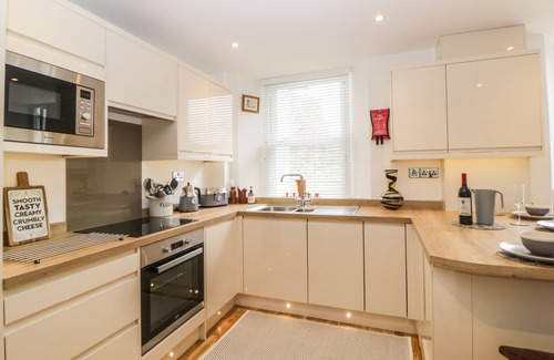 Roundham Cottage | Family-Friendly Apartment with Ocean View in Paignton