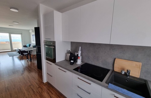 Selce Apartment | Seaside Apartment for 4-5 with Pool and Ocean View